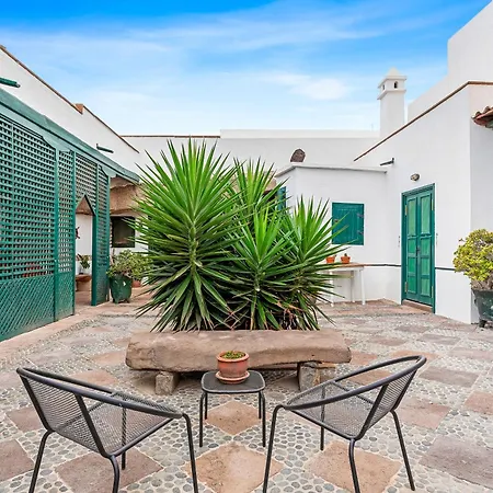 Traditional Canary House Next To The بيت للعطل