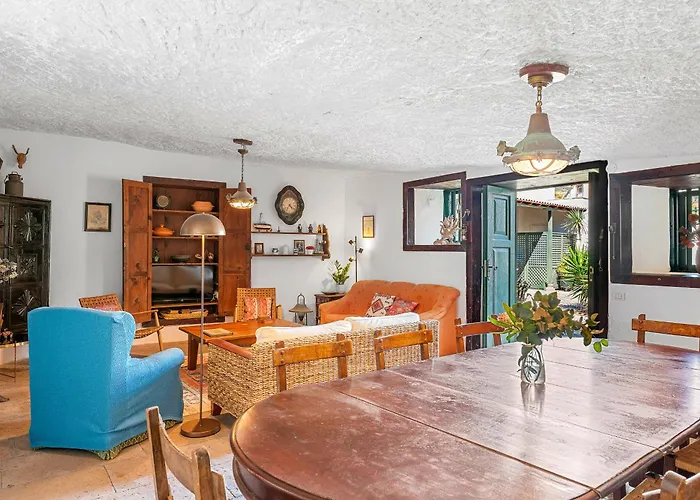 Traditional Canary House Next To The Poris de Abona