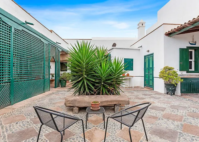 Traditional Canary House Next To The بيت للعطل